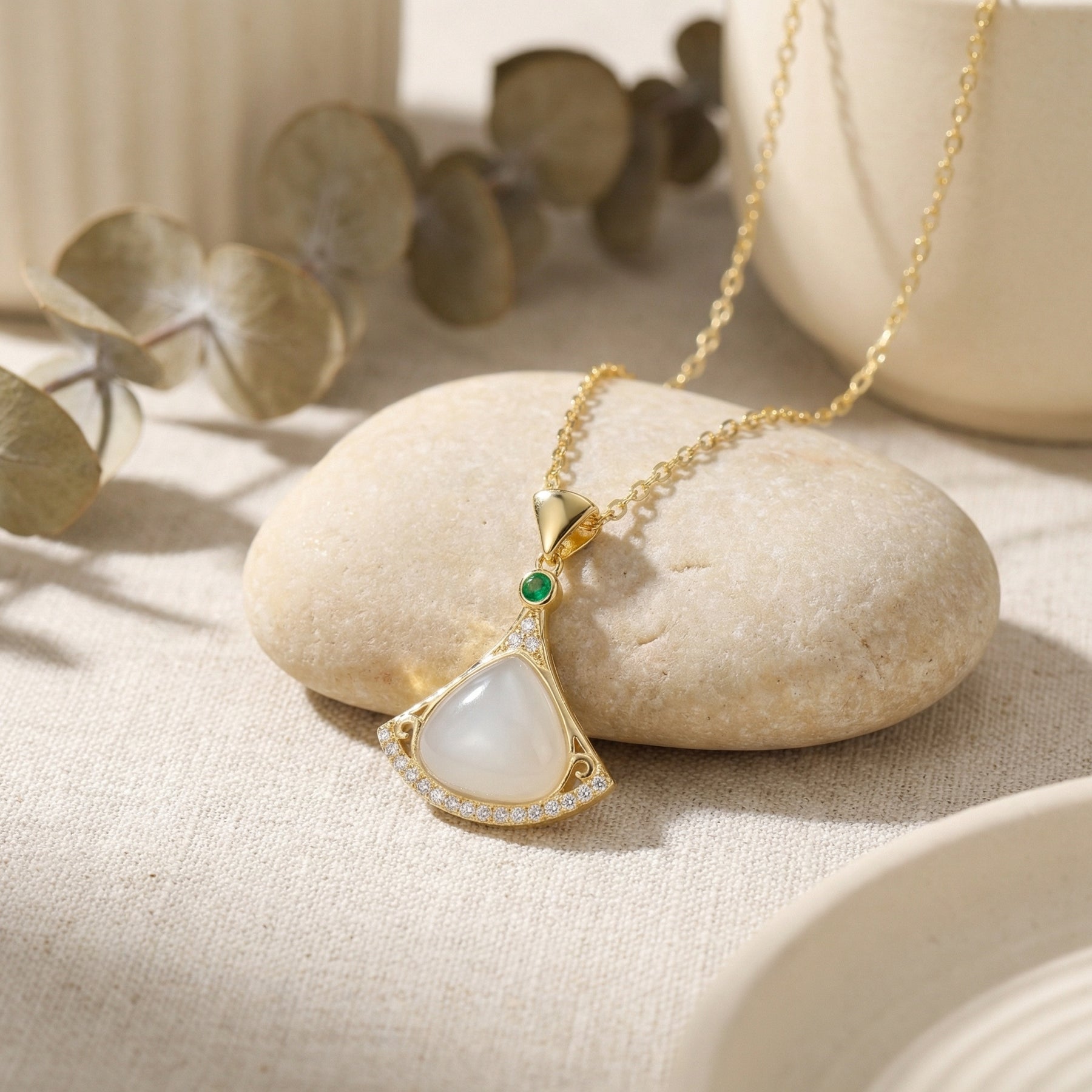 Fan-Shaped Pendant Necklace – pearl necklace, side detail