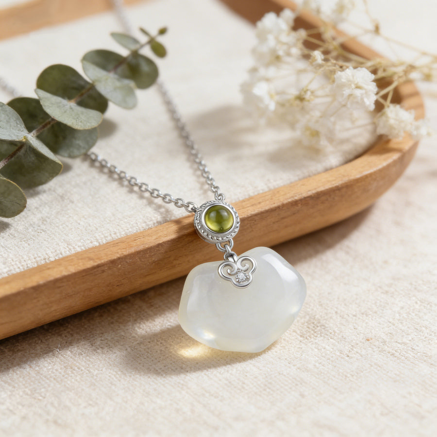 Heart-Shaped Jade Peridot Necklace – jade necklace, side detail