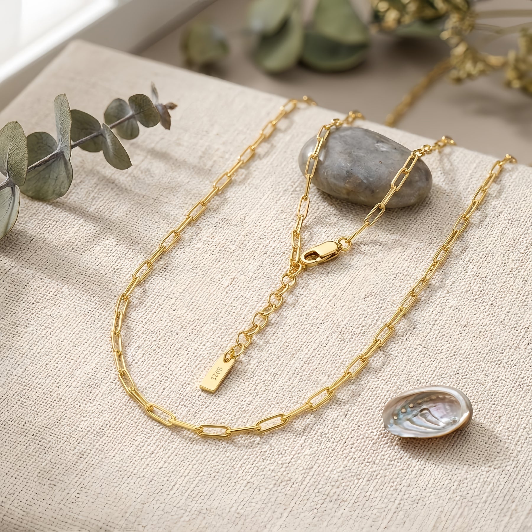 gold-plated Paperclip Chain Necklace – gold-plated necklace, close-up