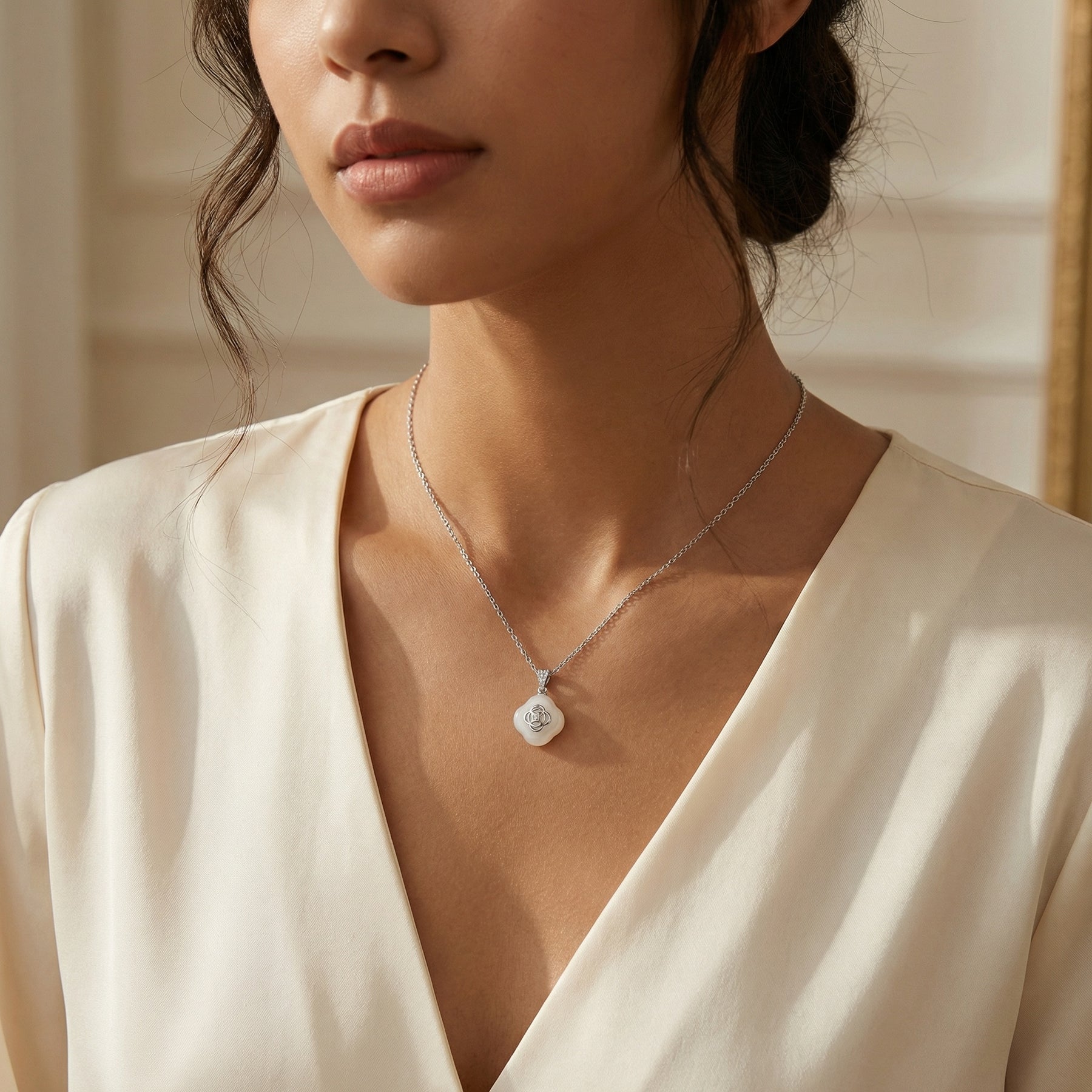 Sparkling stone Flower Pearl Pendant Necklace – pearl necklace, front view