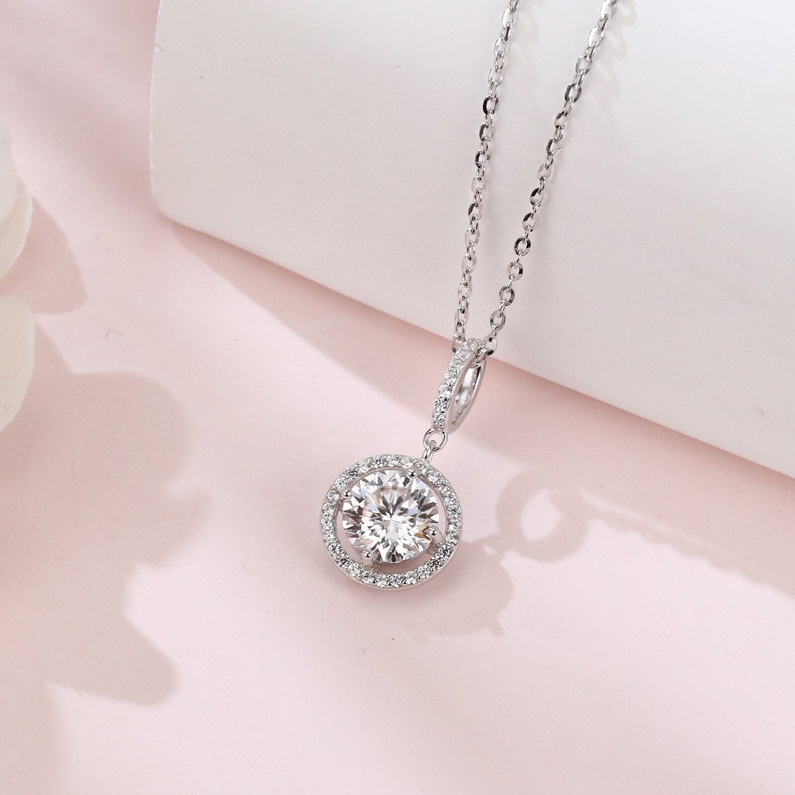 Sparkling stone Halo Solitaire Necklace – sparkling stone necklace, close-up