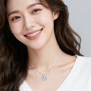 Solitaire Sparkling stone V-Chain Necklace – sparkling stone necklace, close-up