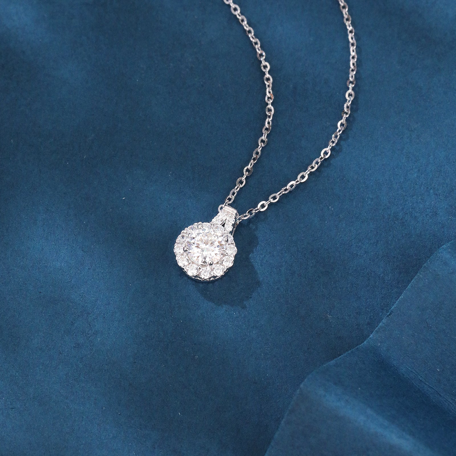 Sparkling stone Halo Pendant Necklace – sparkling stone necklace, side detail