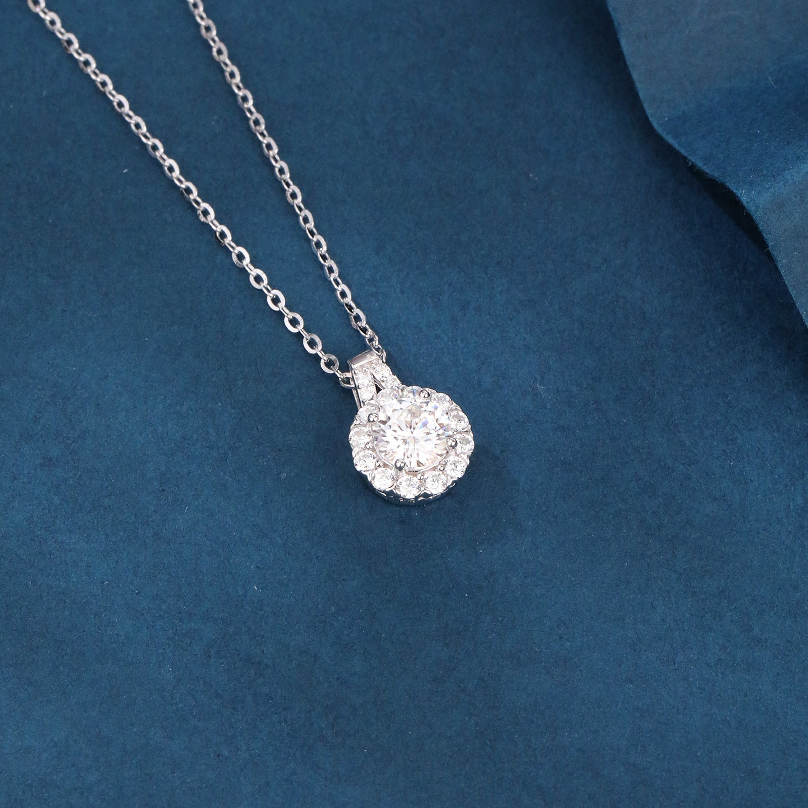 Sparkling stone Halo Pendant Necklace – sparkling stone necklace