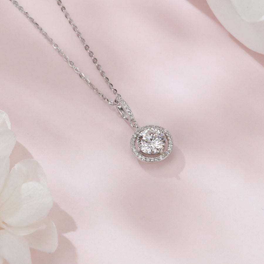 Sparkling stone Halo Solitaire Necklace – sparkling stone necklace, craftsmanship detail